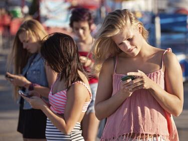 Младежите предпочитат да говорят по телефоните си, отколкото лице в лице