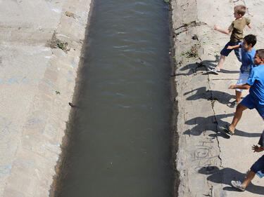 Две деца се удавиха в напоителен канал край Пловдив 