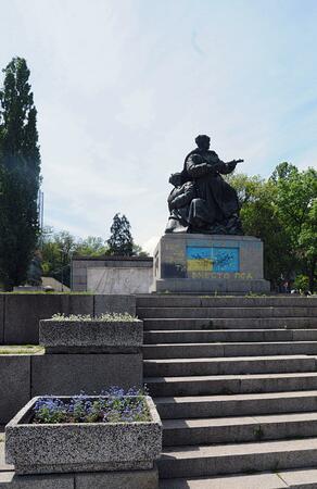 Нашариха паметника на Съветската армия в кв. „Лозенец“