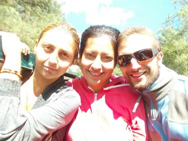 Трима българи кръстосват света и помагат на изпаднали в нужда хора