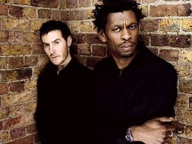 Massive Attack пристига с 20 души антураж