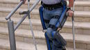 Роботизирани „панталони“ помагат на парализирани да ходят