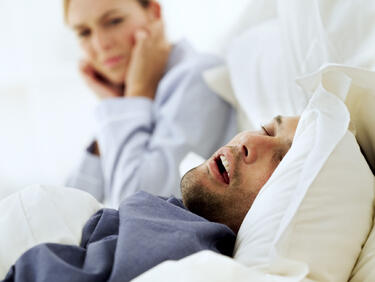 Как да спите по-добре, когато делите леглото си с друг 