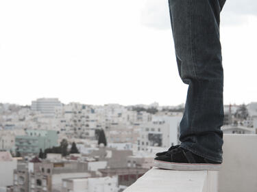 18-годишен скочи от 10-етажна сграда в столицата