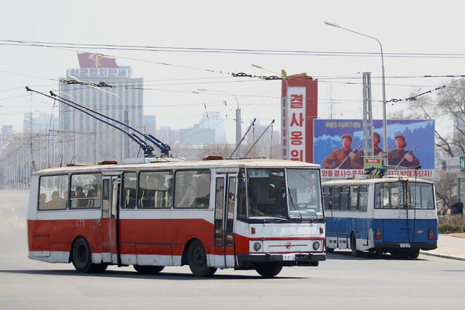 Тролеите и автобусите в Пхенян странно напомнят тези в България  