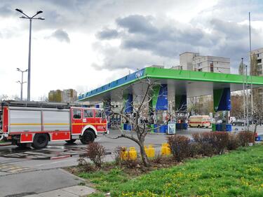 Пожар в бензиностанция в София
