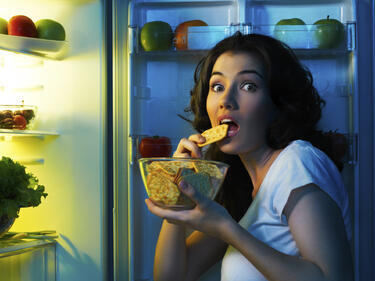 Кога се тъпчем с нездравословни храни?