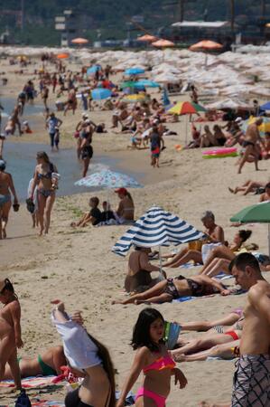 Във Варна вече пекат дупета на плажа (СНИМКИ)