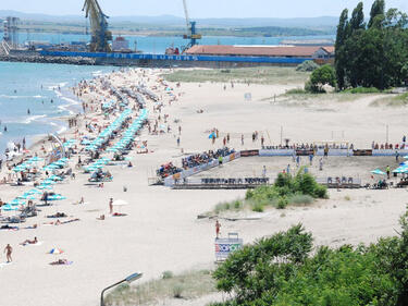 На бургаския централен плаж шезлонгите и чадърите ще са безплатни