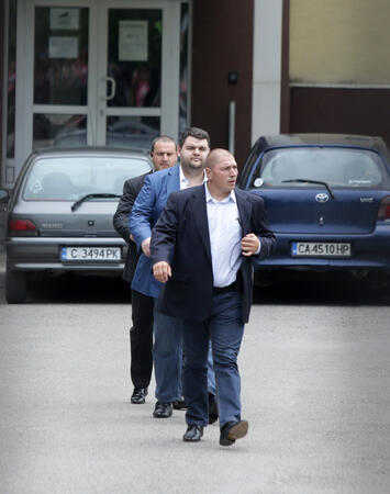 Близо два часа депутатът от ДПС Делян Пеевски беше на разпит в Столичното следствие