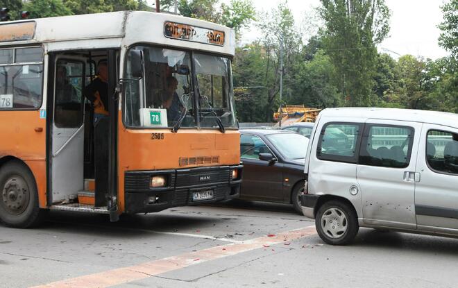 Автобус удари автомобил на столично кръстовище