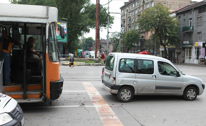 Автобус удари автомобил на столично кръстовище