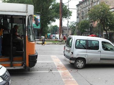 Автобус удари автомобил на столично кръстовище