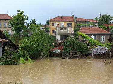 Реката в Дряновo наводни града, във Варна четирима се издирват след потопа