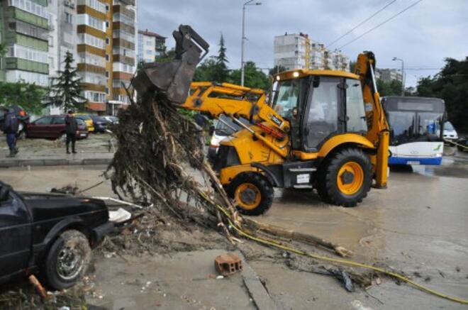 Спасители на ръце пренасят пострадалите във Варна