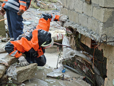 Все повече българи помагат на пострадалите от наводненията 