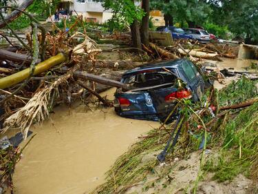 Валят молби за помощ към държавата от пострадалите от потопа
