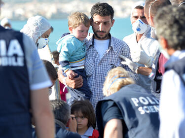 30 имигранти бяха намерени мъртви на рибарско корабче близо до Сицилия (СНИМКИ)