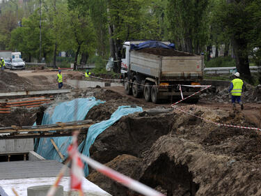 Граждани: ДАНС да спре строежа на Лъвов мост, отдолу има античен стадион