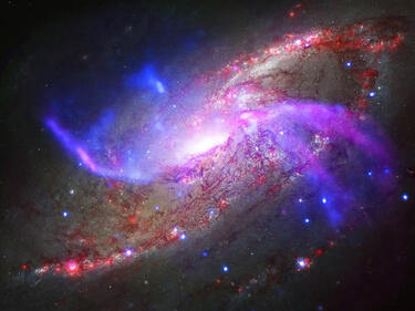 Впечатляващи фойерверки от гигантска черна дупка 