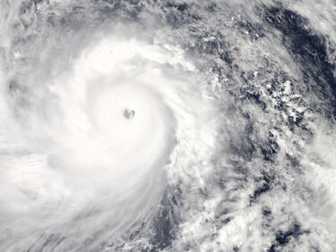 Най-мощният тайфун ще връхлети Япония във вторник