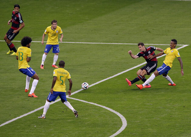 Германия смачка от бой Бразилия и е на финал
