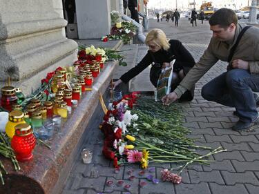 Жители на Минск поставят цветя в памет на загиналите в атентата в метрото