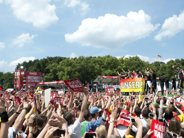 Стотици хиляди в Берлин посрещнаха Бундестима