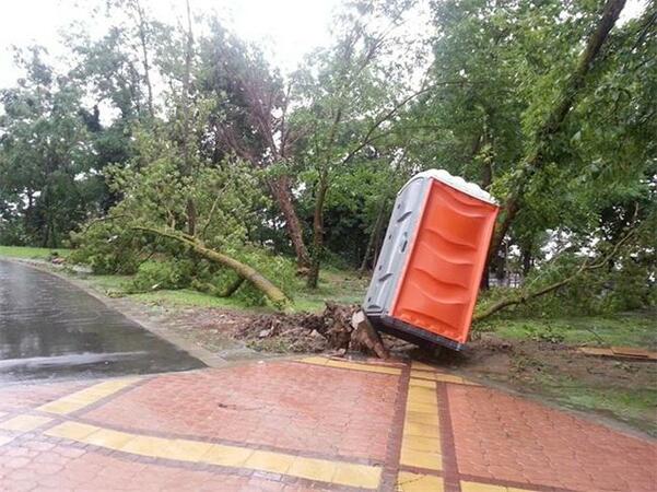 Потопът отнесе плажа на Приморско. Продължава да вали в района