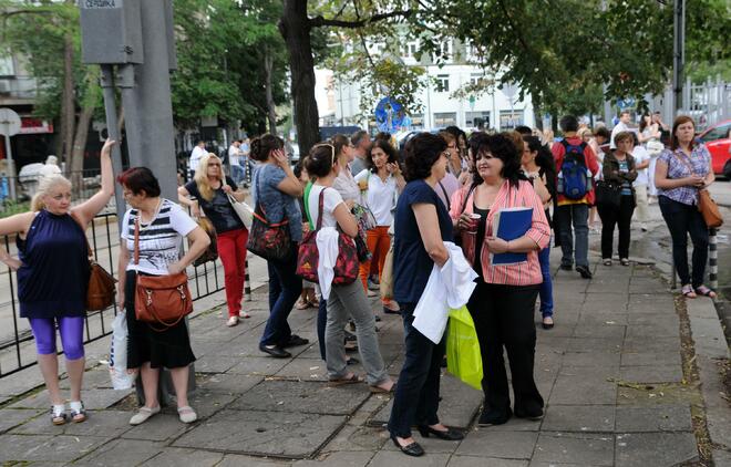 Пожарът при ЦУМ е потушен, жертви няма