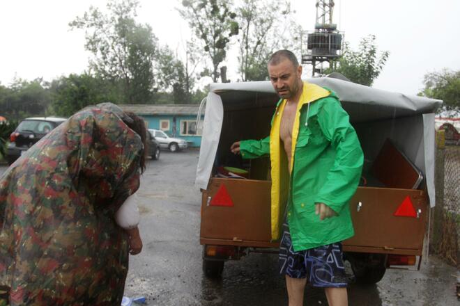 Пороят наводни къмпинг "Смокиня". Калин Вельов също остана без палатка (СНИМКИ)