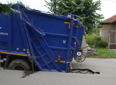 Камион пропадна в асфалта на улица в Исперих (СНИМКИ)