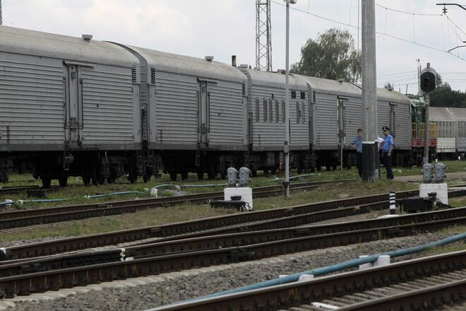 Влакът на печалта, превозващ  жертвите от Боинг 777, пристигна в Харков (СНИМКИ) 