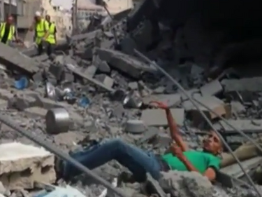 Шокиращо видео показва как израелски снайперист убива беззащитен палестинец (+18)