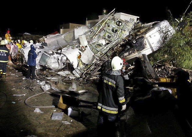 Има оцелели при самолетната катастрофа в Тайван