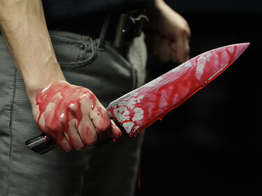 Маскиран извади нож на управител в хранителен магазин 