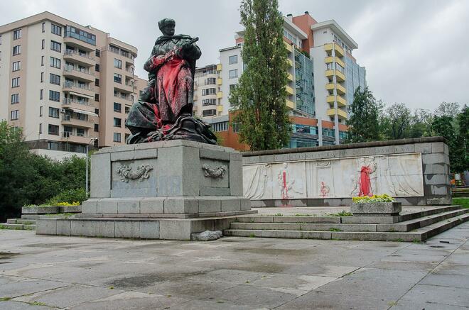 Изгавриха се с още един паметник на съветски войн в столицата (СНИМКИ) 