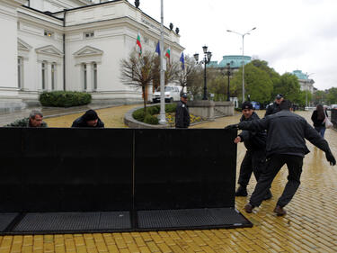 Премахнаха загражденията пред парламента 