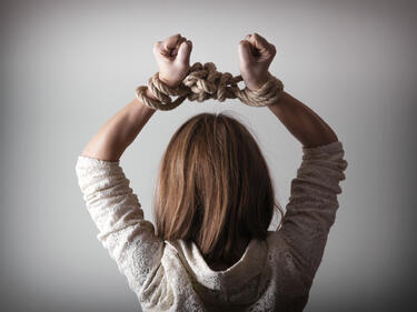 Изнасилвачи принуждавали 27-годишна българка да проституира в Солун 
