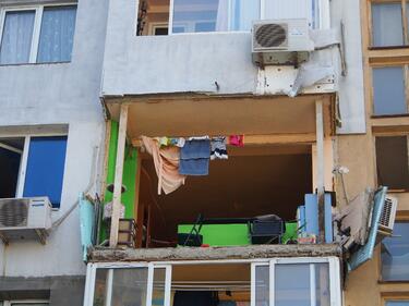 Пострадалата при срутването на тераса във Варна е с опасност за живота