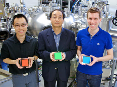 Изобретателите от университета в Торонто с гордост демонстрират разработените органични светодиоди с хлор. От ляво на дясно: Жибин Уанг, проф.Женг-Хонг Лу и Майкъл Хеландър
