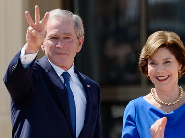 Буш "се" подложи на ледената кофа - предизвика Клинтън 