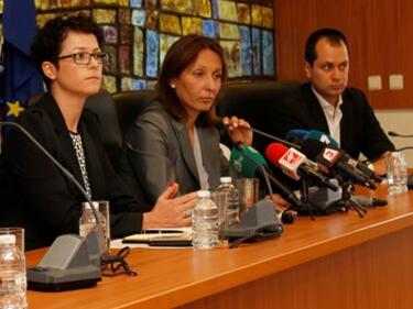 Министър Раданова започна с уволненията