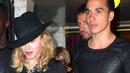 Мадона "изрита" младото си гадже 