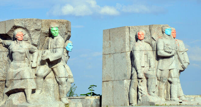 Боядисаха паметника на Свободата във Видин (СНИМКИ)
