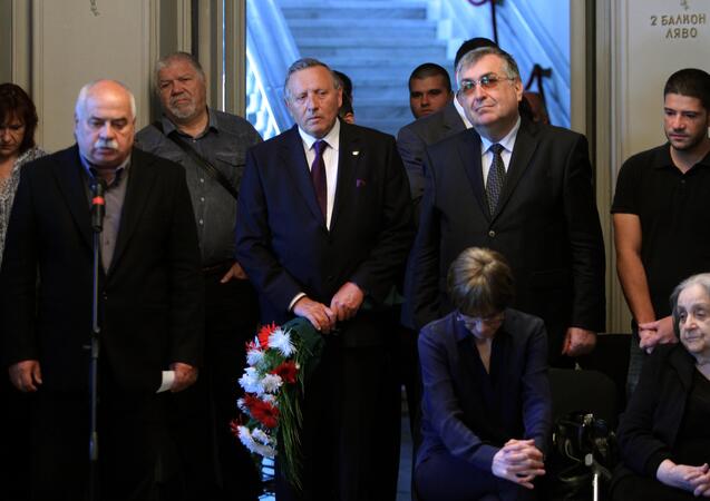 България се сбогува с Валери Петров
