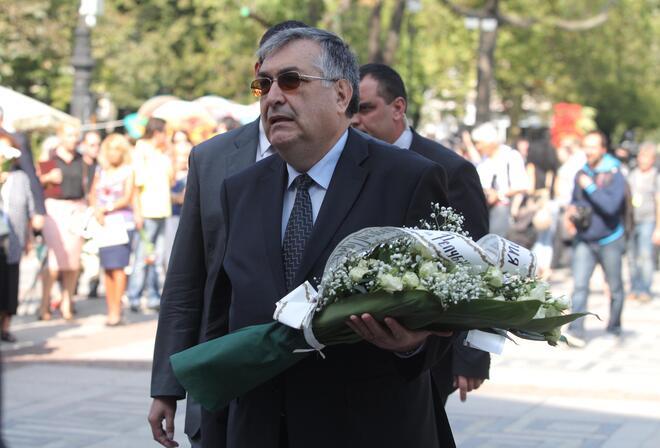 България се сбогува с Валери Петров