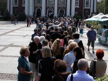 България се сбогува с Валери Петров