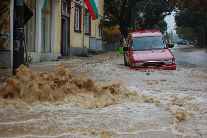 Водата продължава да причинява щети в Харманли (СНИМКИ)