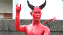 Статуя на сексуално надарен дявол загадъчно се подвизава в парк (ВИДЕО)